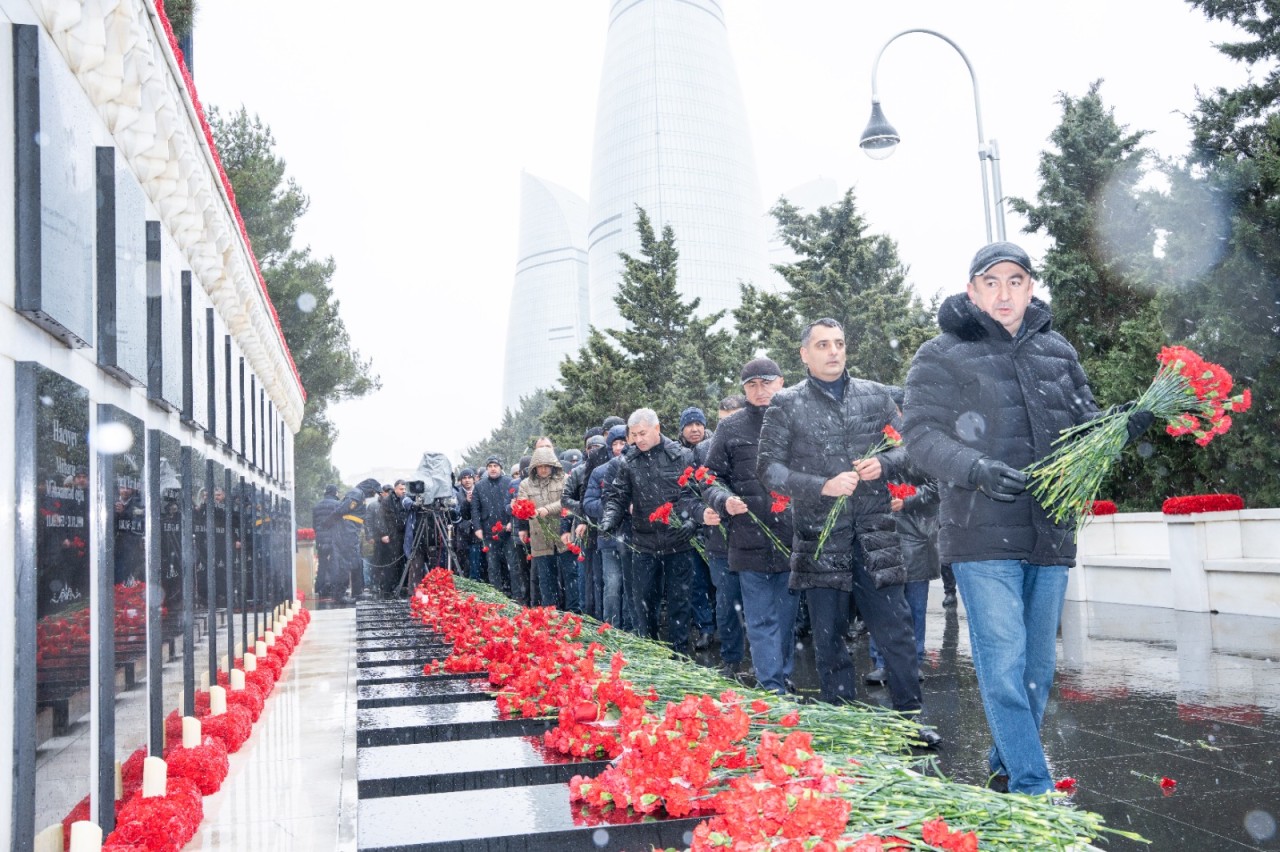 ETSN klollektivi Şəhidlər xiyabanını ziyarət etdi - FOTOLAR